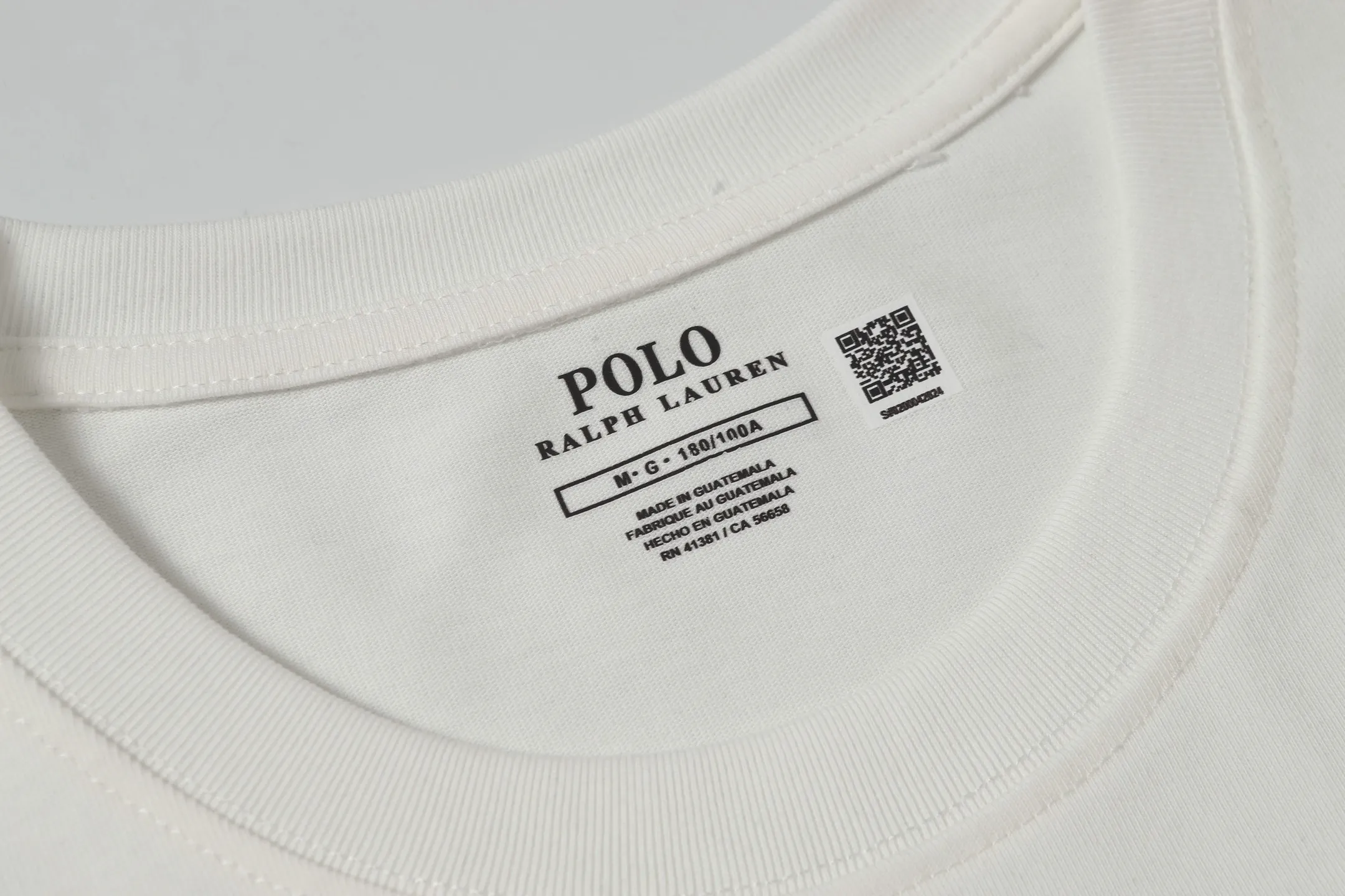 P130 Style number: 652 Brand reputation: Ralph Lauren is an internationally renowned high-end fashion brand, representing quality, style and status. Wearing its short sleeves can highlight consumers' taste and identity. Classic design: The brand has unique and enduring classic design elements, such as the polo logo, iconic color combinations, etc., which are both fashionable and recognizable. High-quality fabric: Made of double yarn 280g fabric, usually made of high-quality cotton fabric, which is soft, breathable, and sweat-absorbent, comfortable to wear, and suitable for various occasions and seasons. Exquisite craftsmanship: Pay attention to detail processing and production technology, neat stitching, and tailoring to ensure the durability and beauty of the clothing. Diversified styles: covering a variety of styles from casual to formal, simple to gorgeous, meeting the individual needs and wearing scenarios of different consumers. Strong matchability: Can be matched with a variety of bottoms, jackets and accessories to easily create a variety of different fashion looks. Inheritance and innovation: While maintaining the traditional charm of the brand, we constantly innovate designs and incorporate new fashion elements to keep our products attractive. Brand values: The American lifestyle and positive values ​​conveyed by Ralph Lauren are also recognized and yearned for by consumers. Color: Black White Gray Blue White Blue Red Pink Sky Blue Bean Green Burgundy Complete Sizes: S, M, L, XL,
